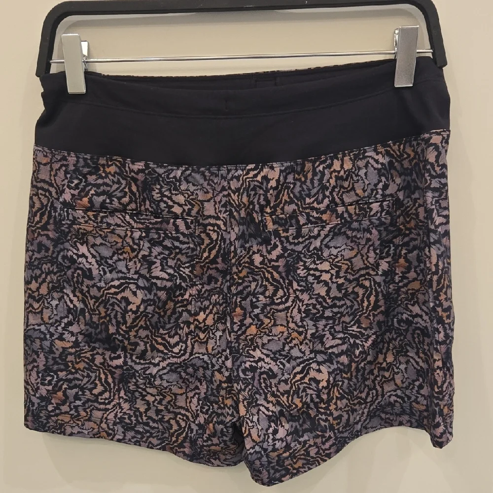 Athleta Women's Black and Purple Patterned Athletic Shorts NWT Size 6 - Picture 2 of 4